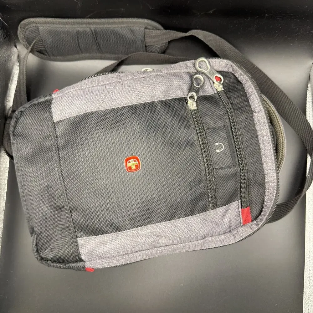 SWISSGEAR SA1092 VERTICAL BOARDING BAG ADJUSTABLE STRAP BLACK/GRAY Travel